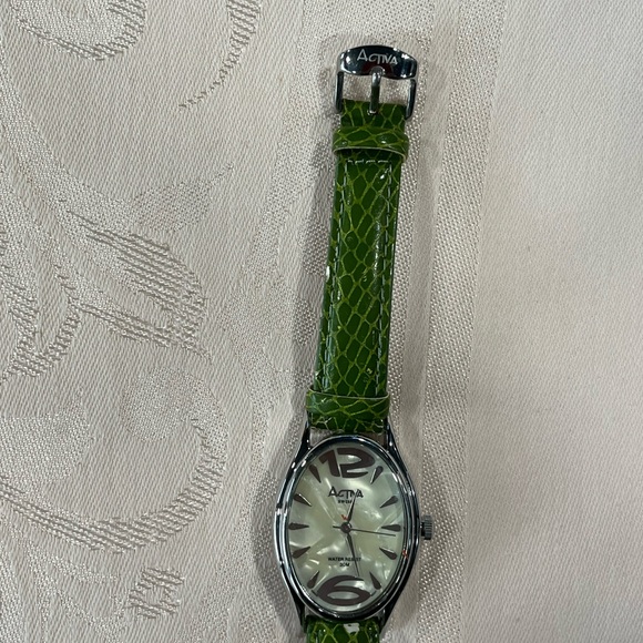 Women’s Green Reptile Pearl Watch - Picture 4 of 6